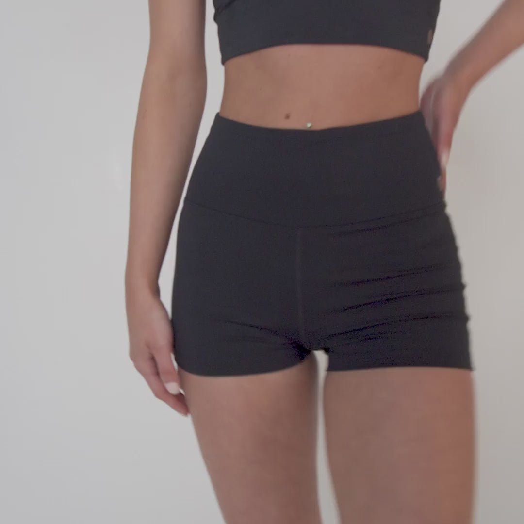 ATTUNE HIGH-RISE SHORTS 2.5" BLACK/COCONUT